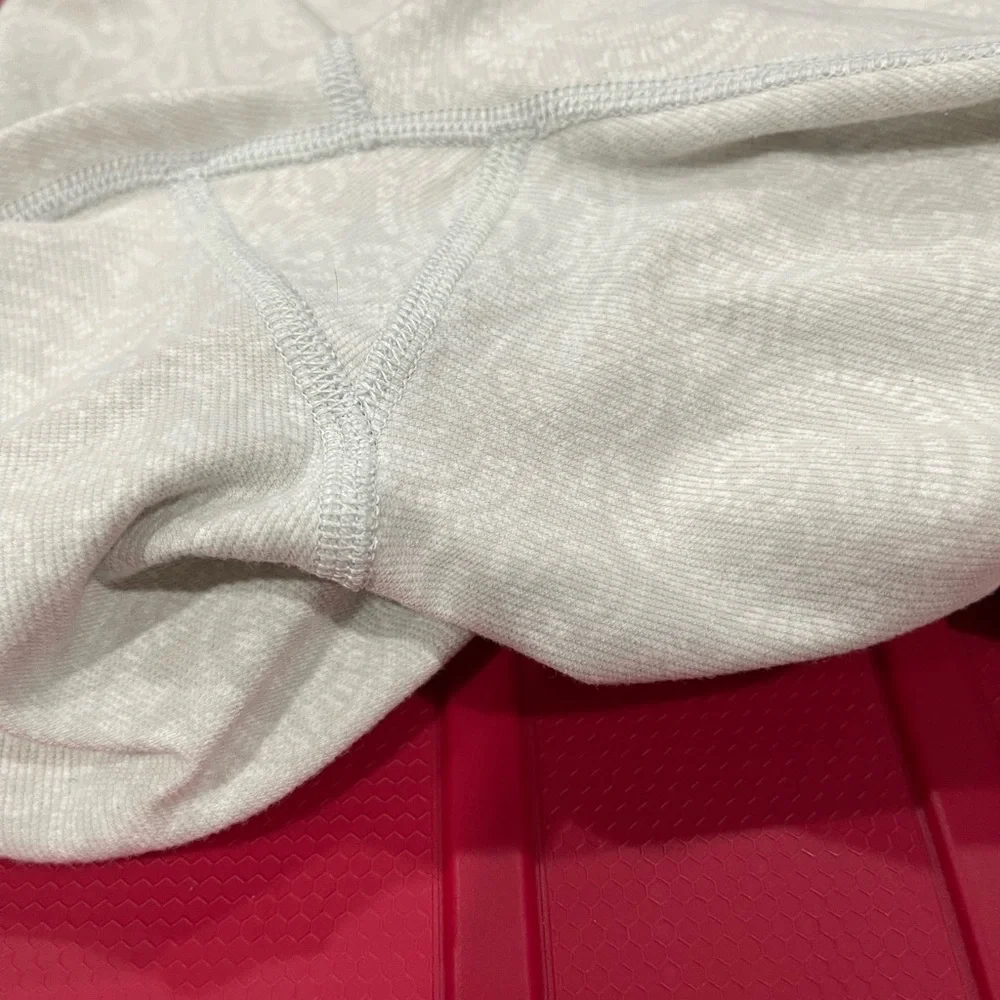 Lululemon patterned cropped, soft and comfy size 4, so cute - Picture 4 of 11